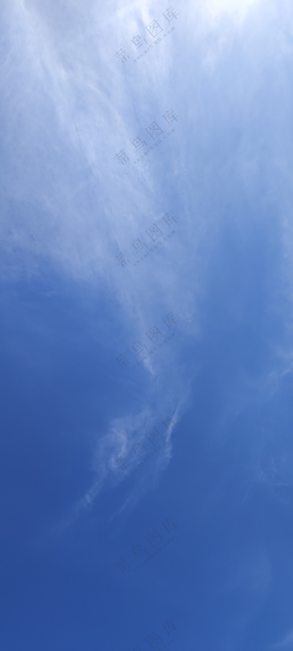 蔚蓝天空和白云