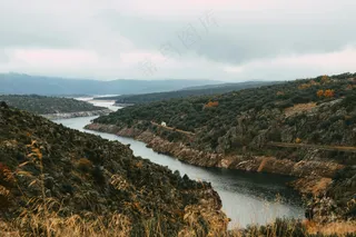 荒野中的蜿蜒河流与山脉