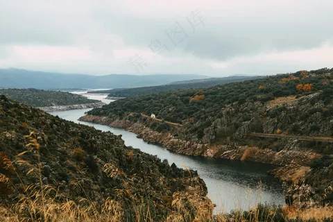 荒野中的蜿蜒河流与山脉 荒野中的蜿蜒河流与山脉