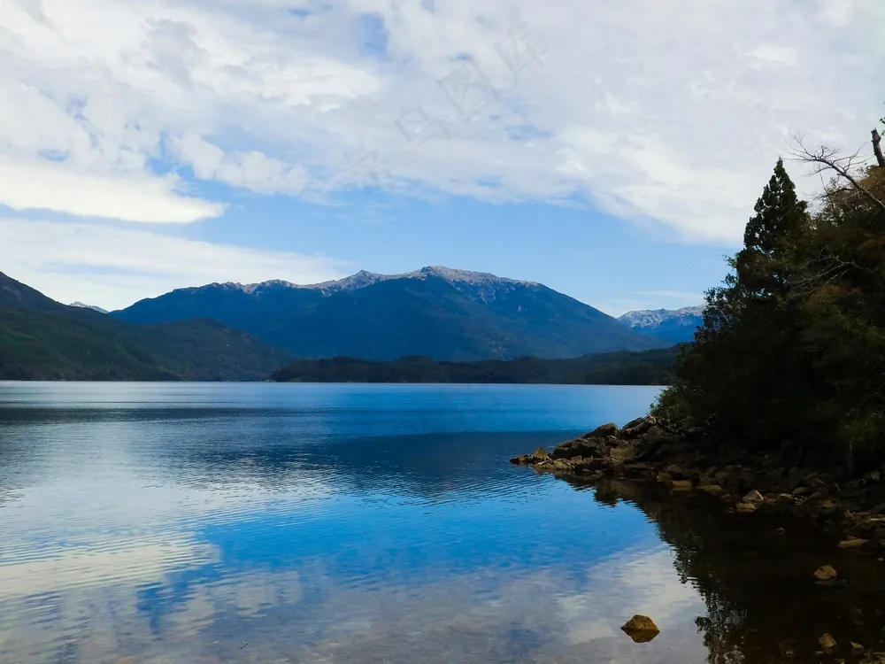 宁静湖光山色图——清新蓝灰自然画卷