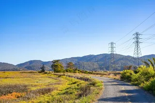 蓝天下的宁静田野与远山