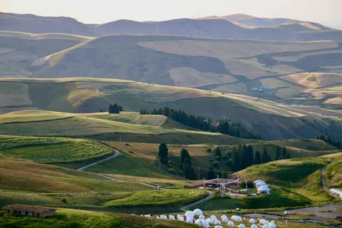 翠绿山谷中的宁静村庄 翠绿山谷中的宁静村庄