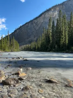 静谧山涧,蓝绿交响 静谧山涧,蓝绿交响