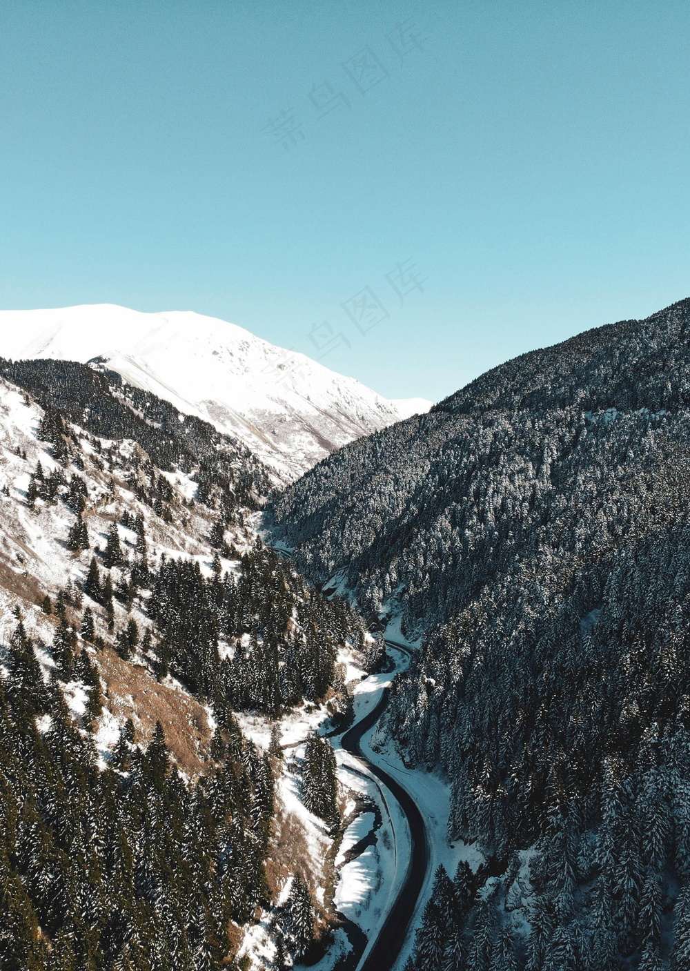 雪域蓝调：冬日山谷的静谧画卷