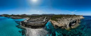 宁静碧海蓝天下的岛屿风光