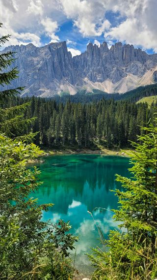 碧蓝山间湖泊的宁静美景