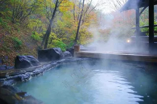 户外天然温泉汤浴秋冬摄影图