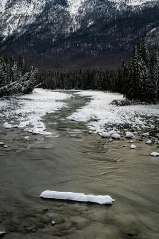 冬日山涧雪融景