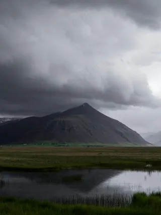 山峦之巅，云影婆娑