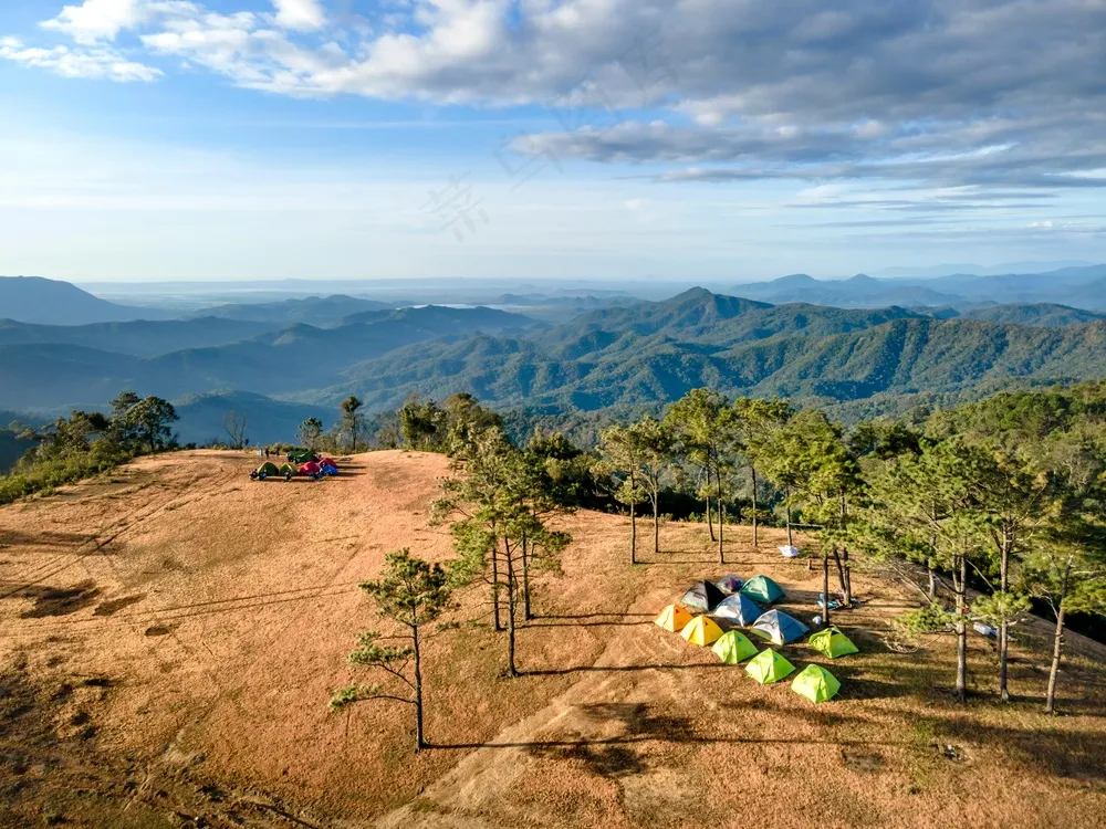 山巅露营记：航拍下的绿意盎然