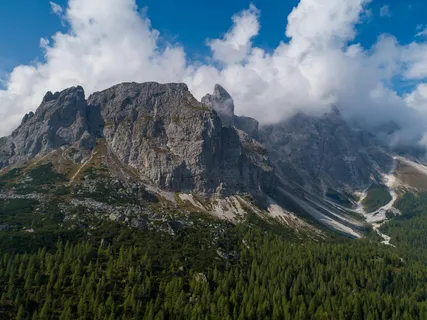 静谧蓝调:云雾缭绕的山峰风光 静谧蓝调:云雾缭绕的山峰风光