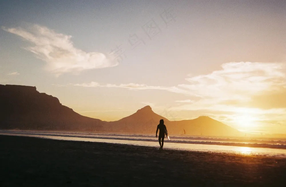 黄昏时分的海边漫步