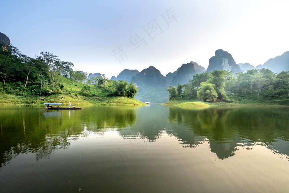 宁静山水间，淡绿映心湖