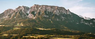 翠绿的峰峦与宁静的山谷