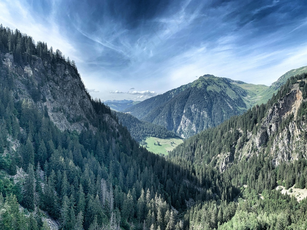 山谷间的宁静天空。