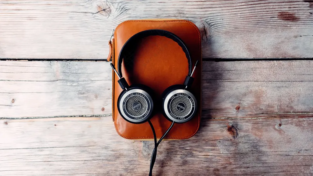 银色休闲风头戴式耳机样机