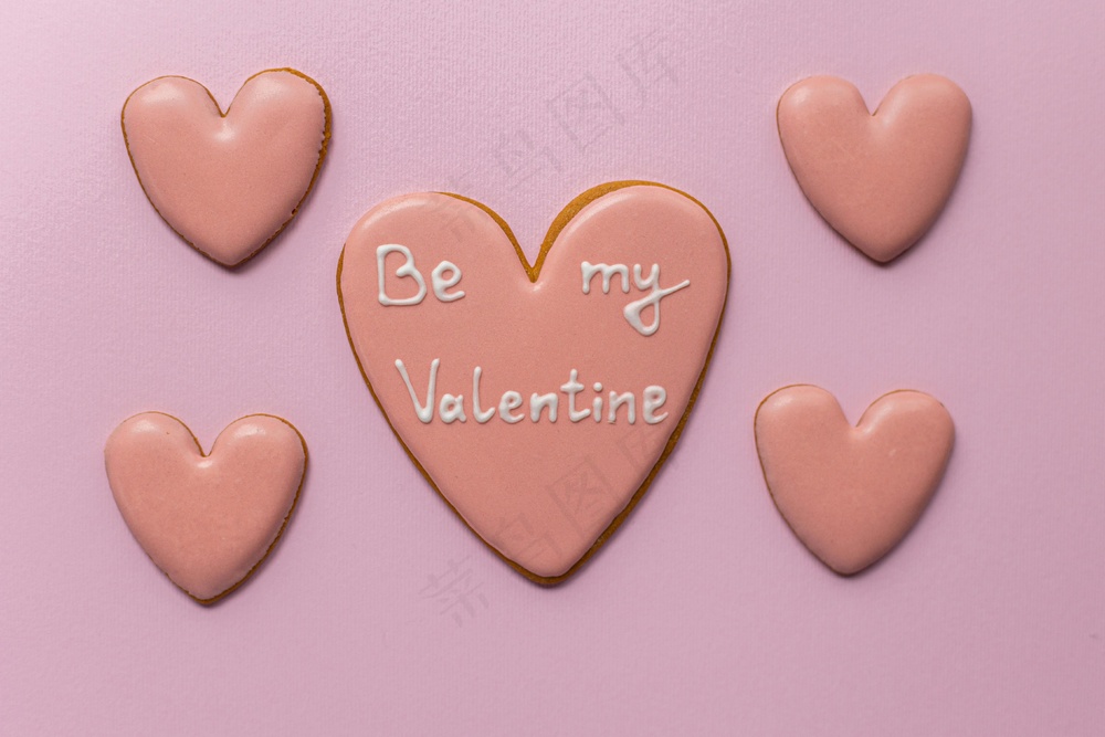 粉色背景上的爱心 BE my Valentine 表白