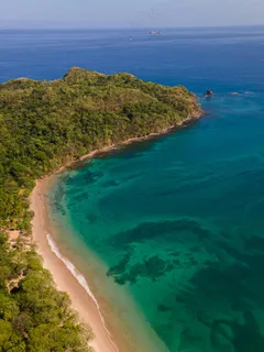 碧波环绕的翠绿岛屿 碧波环绕的翠绿岛屿