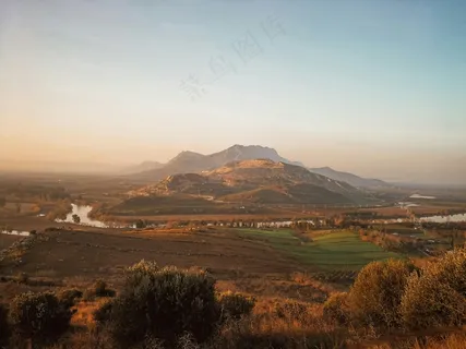 巍峨山峰田园景·宁静自然风·绿黄蓝交织·旅游壁纸照
