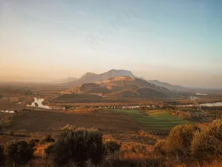 巍峨山峰田园景·宁静自然风·绿黄蓝交织·旅游壁纸照