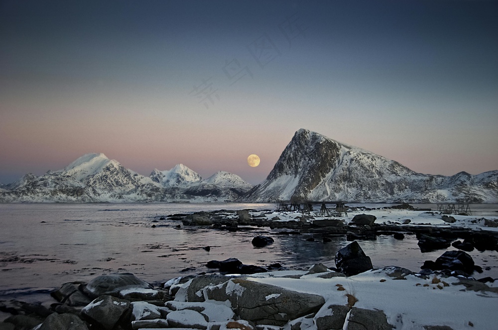 雪月冰山映海天