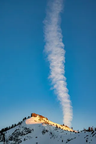 雪峰云带清雅图