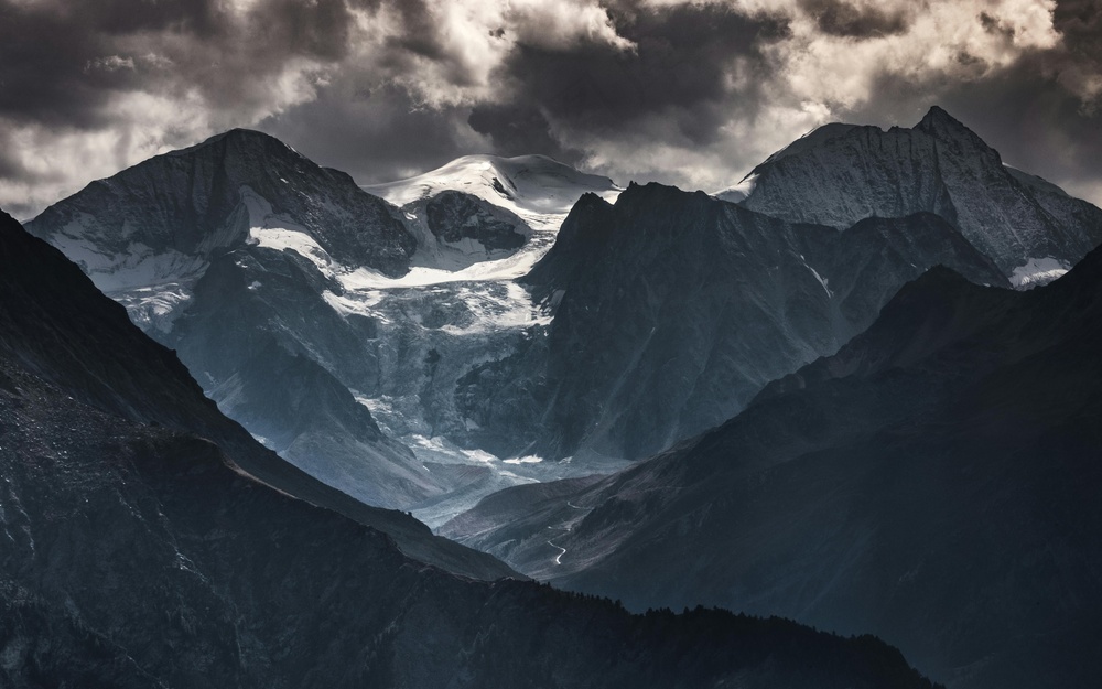 雪域高峰威严景·冷峻壮丽风·灰绿交织图·壁纸收藏照
