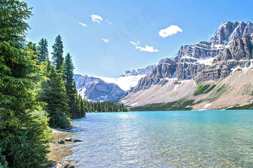 山间碧波湖畔的宁静美景