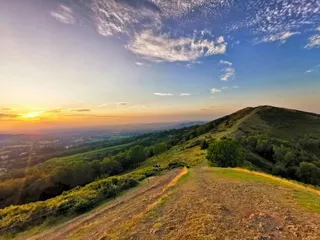 夕阳映山径，自然之美尽显