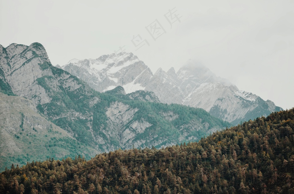 静谧山峦：冷色调中的自然之美
