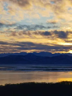 黄昏时分的湖光山色