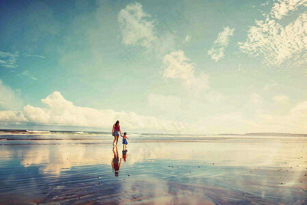 夏日海边沙滩妈妈和孩子散步母亲节温馨摄影图