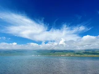 青海湖湖水蓝天白云风景