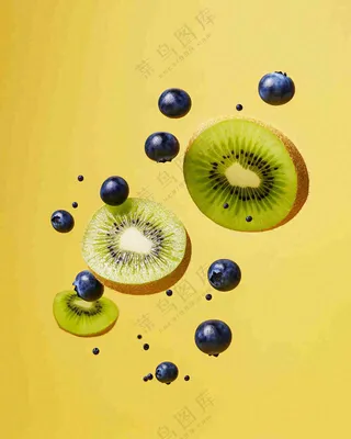 猕猴桃切片蓝莓空中漂浮水果摄影图