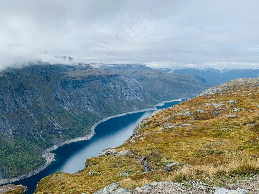 山谷中的宁静河流