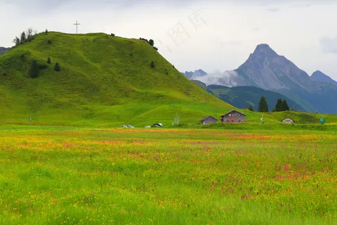 翠绿丘陵与远方的巍峨山脉
