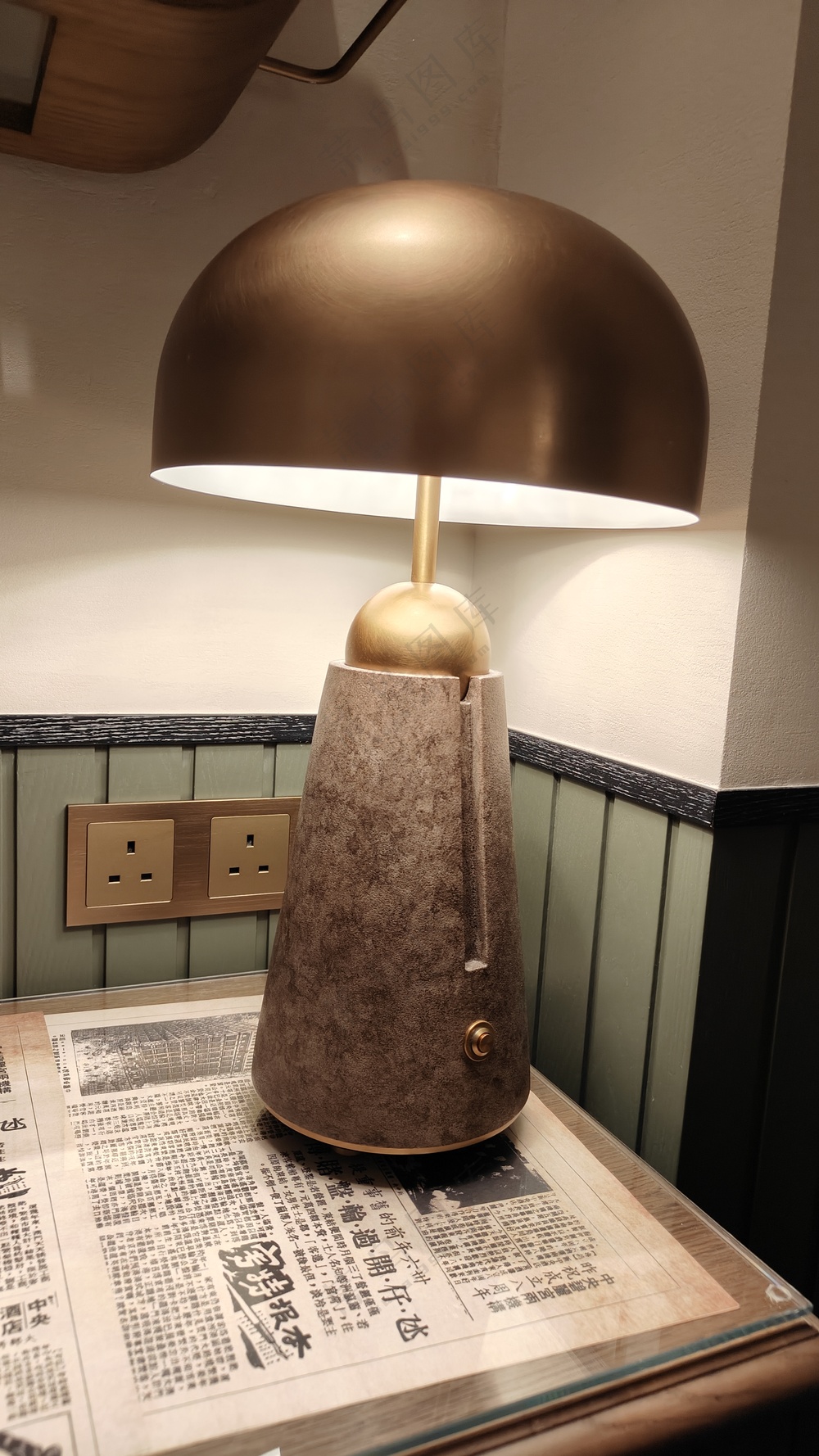 台灯，旧报纸，复古