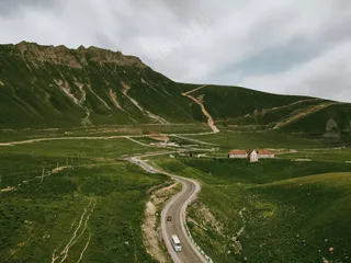 蜿蜒的绿色山谷