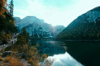 山间湖泊的宁静之美