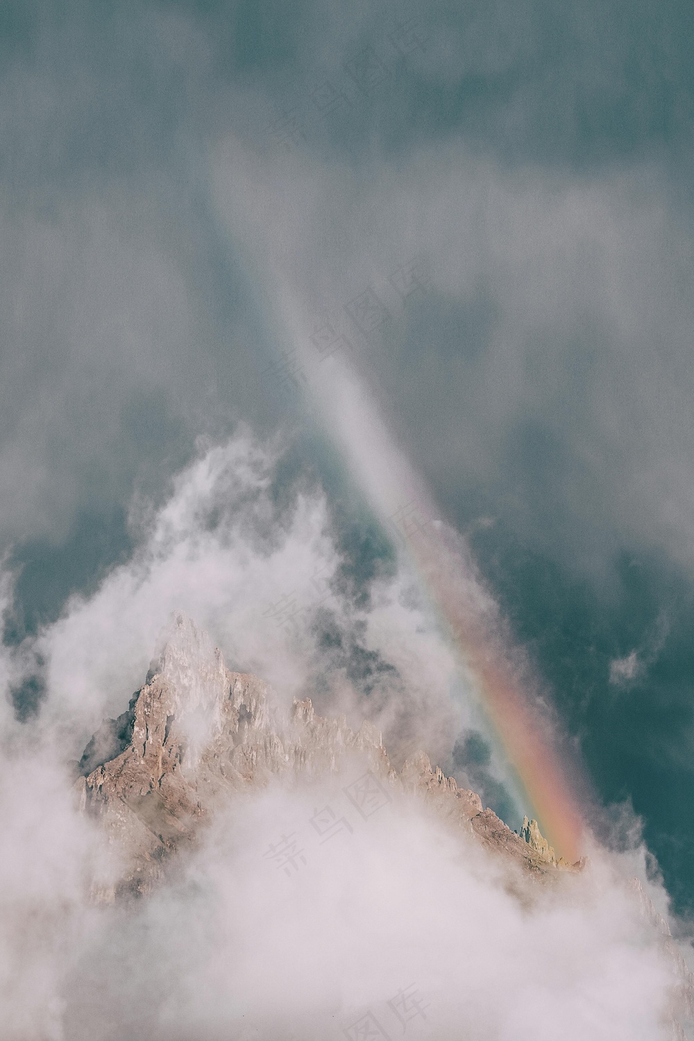 云雾缭绕的高山之巅