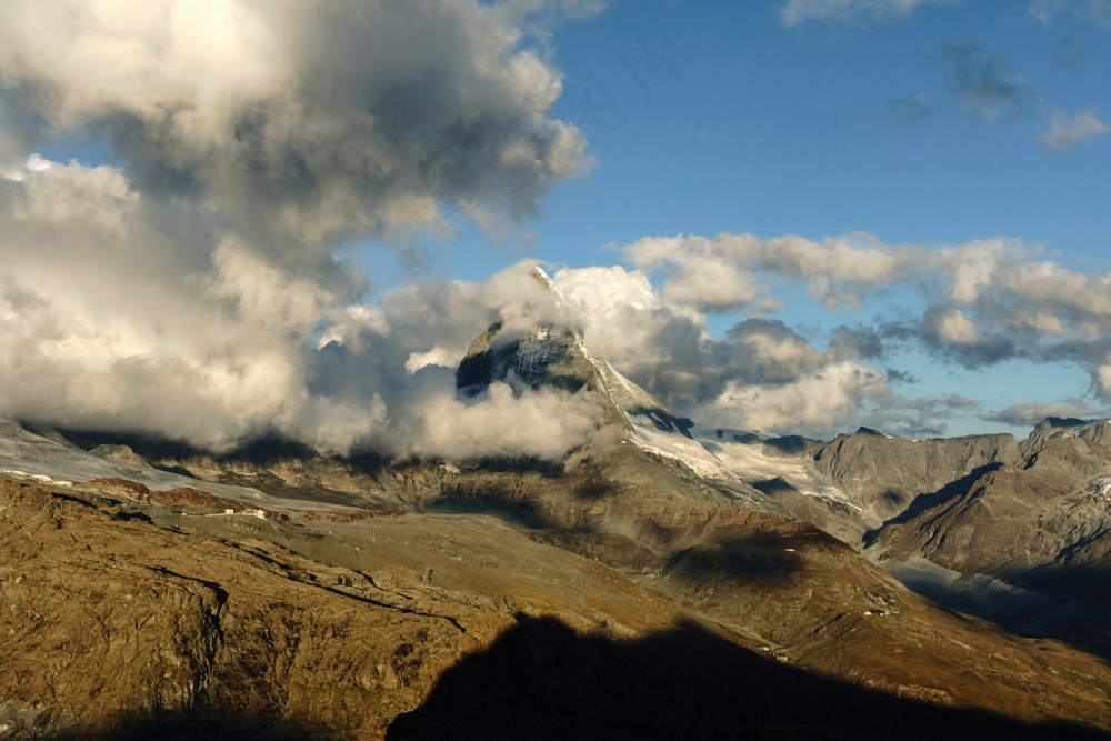 雪山云海庄严景·自然静谧风·灰棕白交织·壁纸装饰照