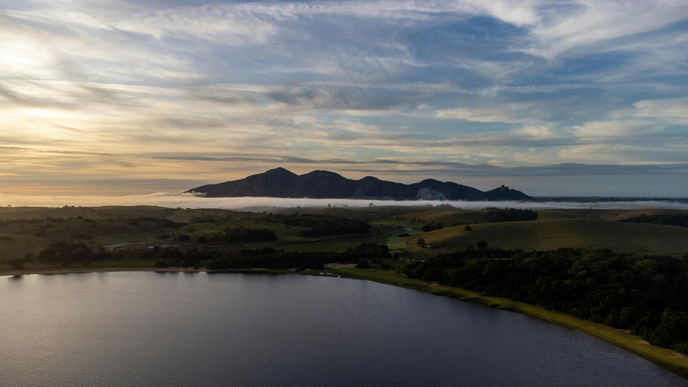 云雾缭绕的山脉与湖泊