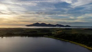 云雾缭绕的山脉与湖泊