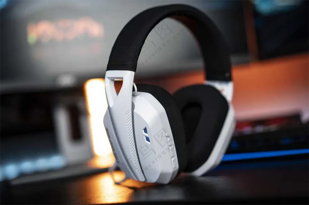 白色科技感头戴式耳机样机