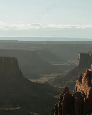 暮色中的宁静湖泊