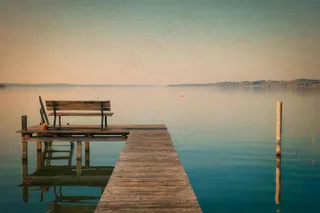 湖畔旧椅怀旧景·复古宁静·棕暖湖光·赏憩之选