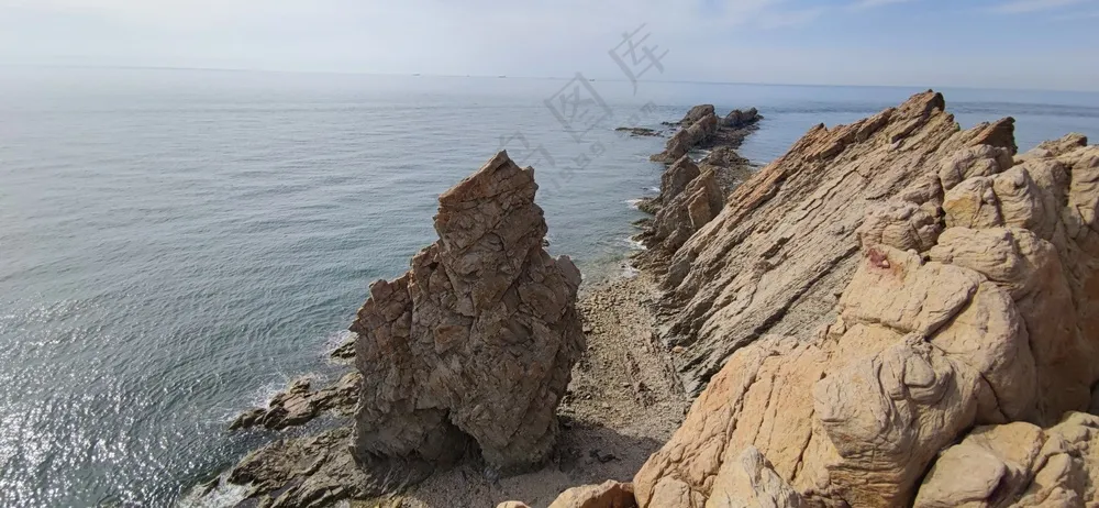 海上连山峭如刀削