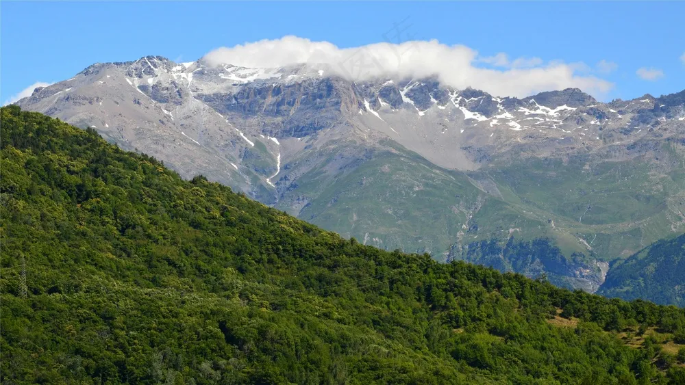 蓝天下的翠绿山坡