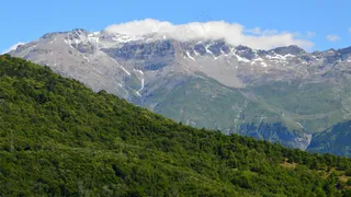 蓝天下的翠绿山坡