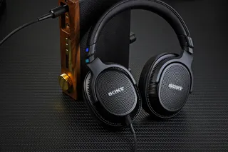 黑色科技风头戴式耳机样机